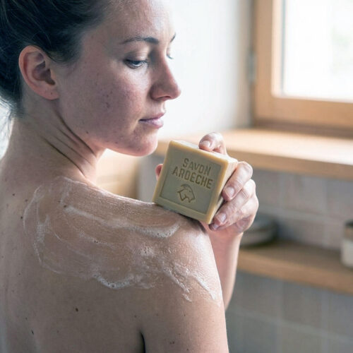 Savon au lait de chèvre Savon d’Ardèche appliqué sur la peau avec mousse douce et naturelle
