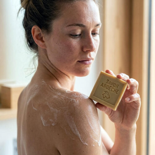 Application d’un savon artisanal au lait de chèvre Savon d’Ardèche sur la peau avec mousse légère