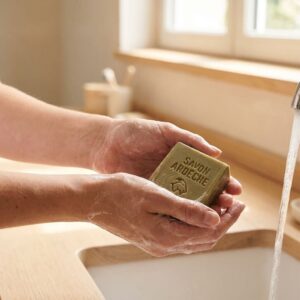 Savon lavande géranium au lait de chèvre Savon d’Ardèche rincé sous l’eau avec mousse légère