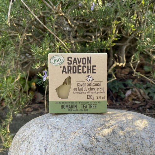 Savon Romarin Tea Tree au lait de chèvre Savon d’Ardèche en environnement naturel avec plantes aromatiques