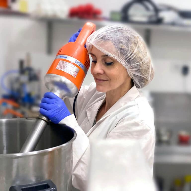 Savonnière fabriquant du savon artisanal au lait de chèvre