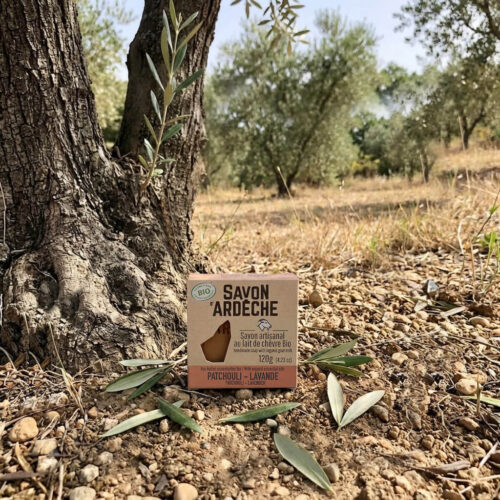 Savon Patchouli Lavande au lait de chèvre et huile d’olive Savon d’Ardèche en extérieur naturel