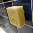 Savon d’Ardèche suspendu sur support magnétique mural en inox