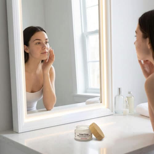 Application de la crème visage au lait de chèvre bio devant un miroir