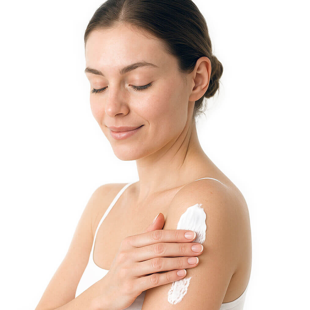 Femme s'appliquant une lotion corporelle au lait de chèvre sur l'épaule