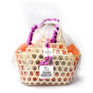 Panier cadeau bien-être naturel au lait de chèvre avec deux savons solides et accessoires de douche