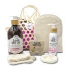 Détail du coffret cadeau au lait de chèvre avec un savon solide, un gel douche artisanal et une lotion corporelle