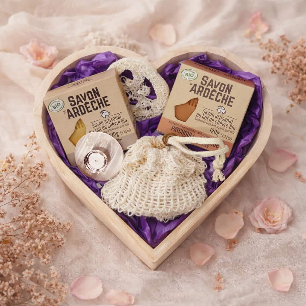Coffret cœur Savon d’Ardèche dans une ambiance florale, savons au lait de chèvre et accessoires naturels
