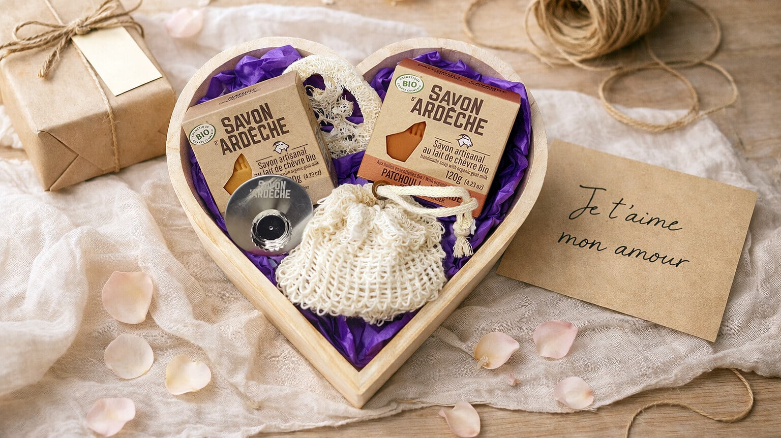 Coffret cadeau cœur Savon d’Ardèche avec carte je t’aime, savons artisanaux au lait de chèvre