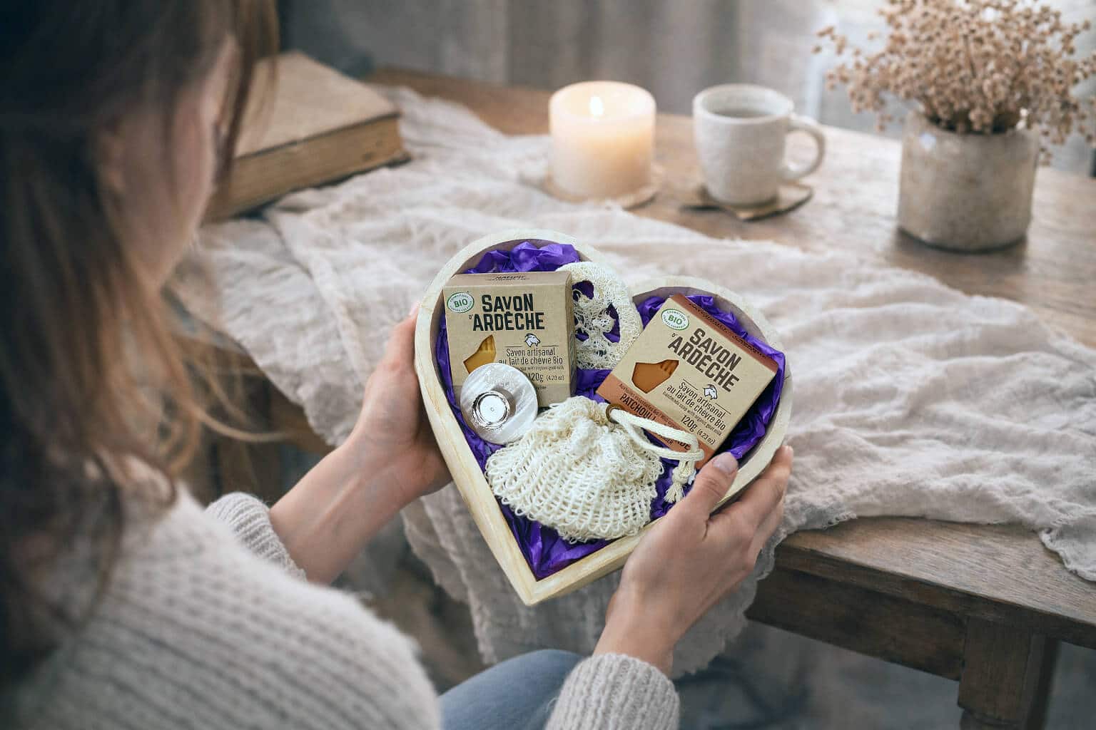 Coffret cœur Savon d’Ardèche tenu à la main, idée cadeau artisanal au lait de chèvre