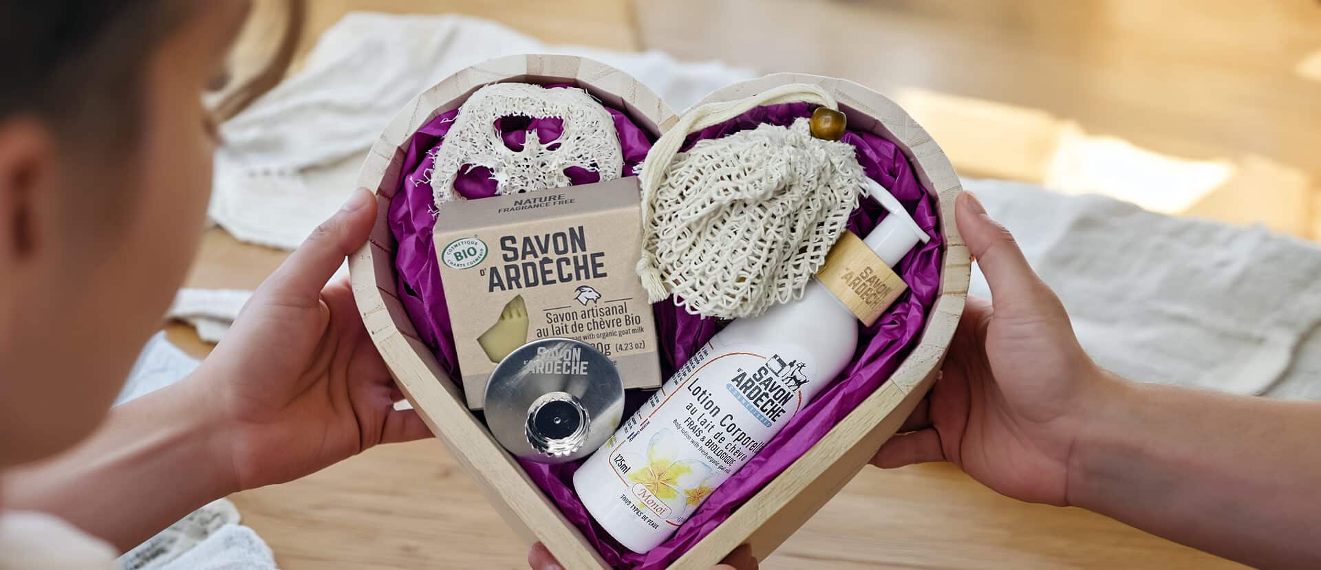 Coffret cadeau cœur Savon d’Ardèche tenu à la main, savon et lotion au lait de chèvre