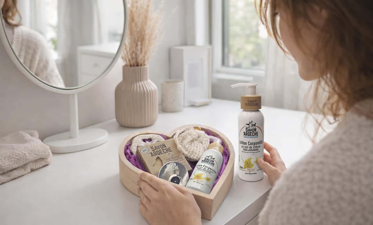Coffret cadeau cœur Savon d’Ardèche dans une salle de bain, lotion corporelle au lait de chèvre