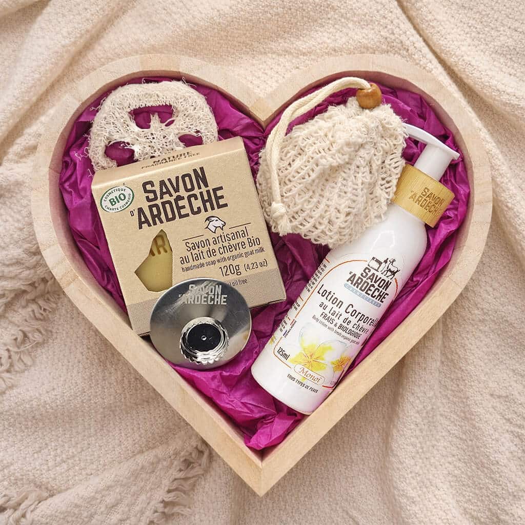Coffret cadeau cœur Savon d’Ardèche sur textile, savon et lotion au lait de chèvre