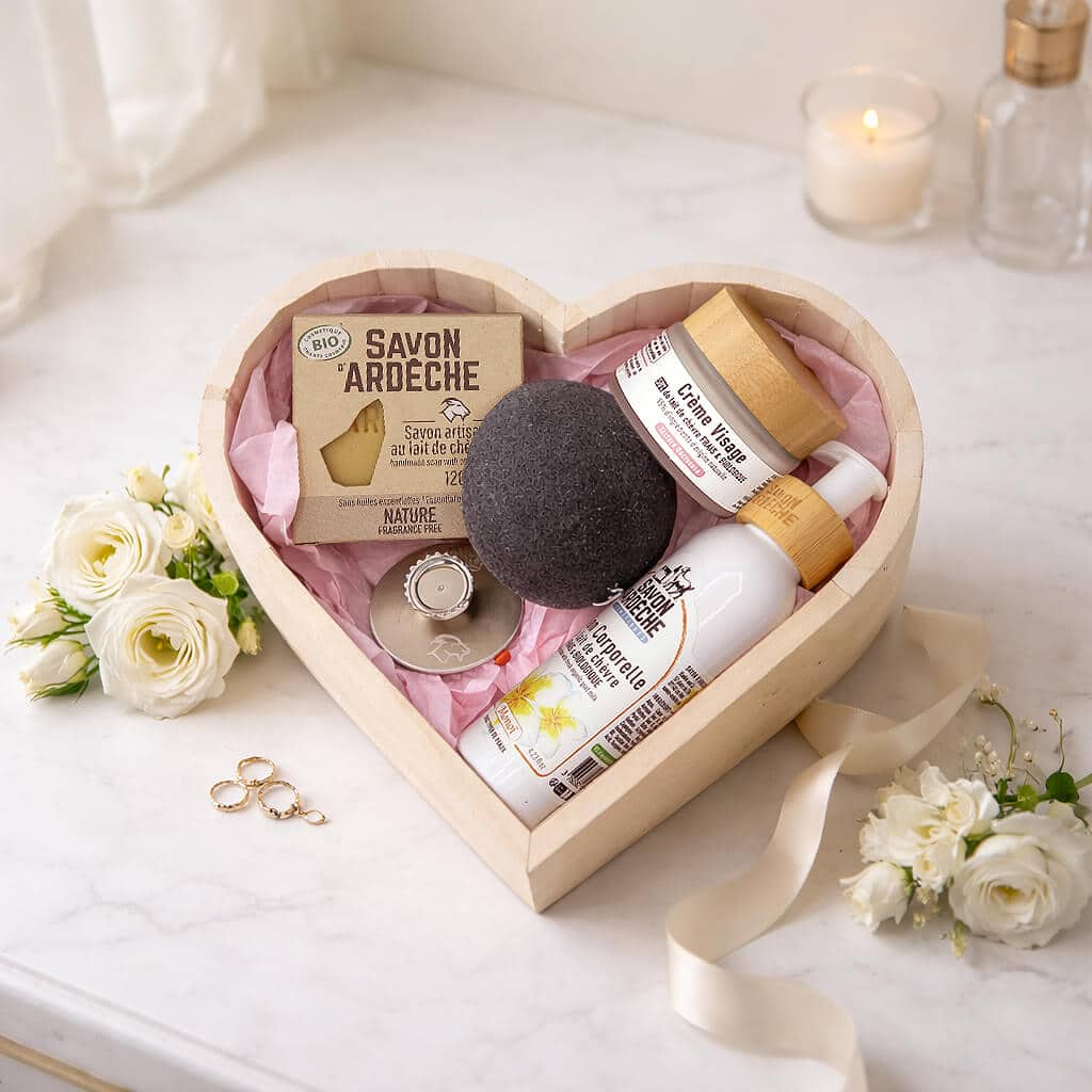 Coffret cœur Savon d’Ardèche en ambiance élégante, soins naturels au lait de chèvre