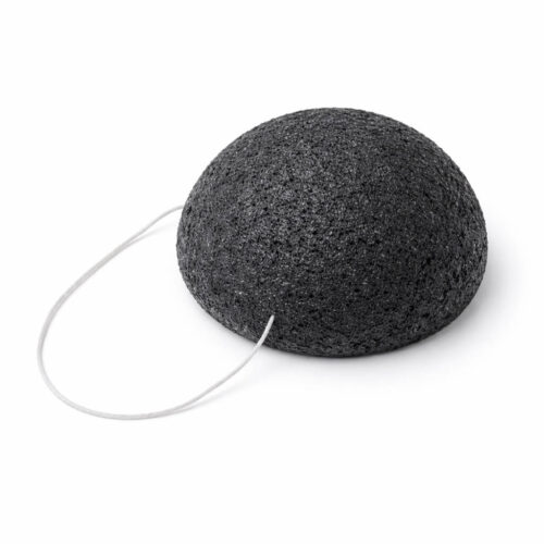Gros plan d'une éponge Konjac Charbon noire