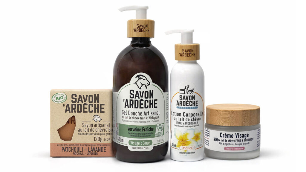 Packshot des soins Savon d’Ardèche au lait de chèvre bio comprenant un savon solide, un gel douche, une lotion corporelle et une crème visage sur fond blanc.