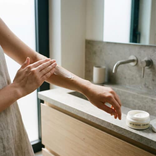 Application d’une crème au lait de chèvre sur une peau sensible